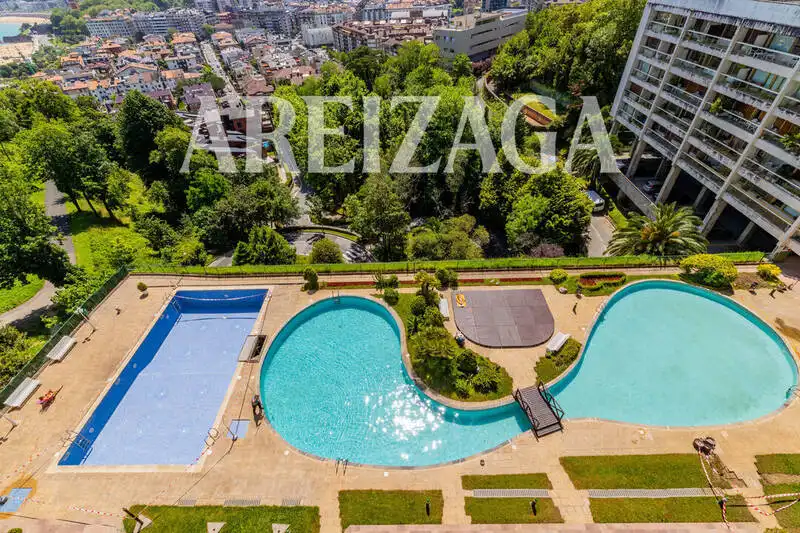 Piscina de Piso en venta en Donostia - San Sebastián  con Calefacción, Terraza y Trastero