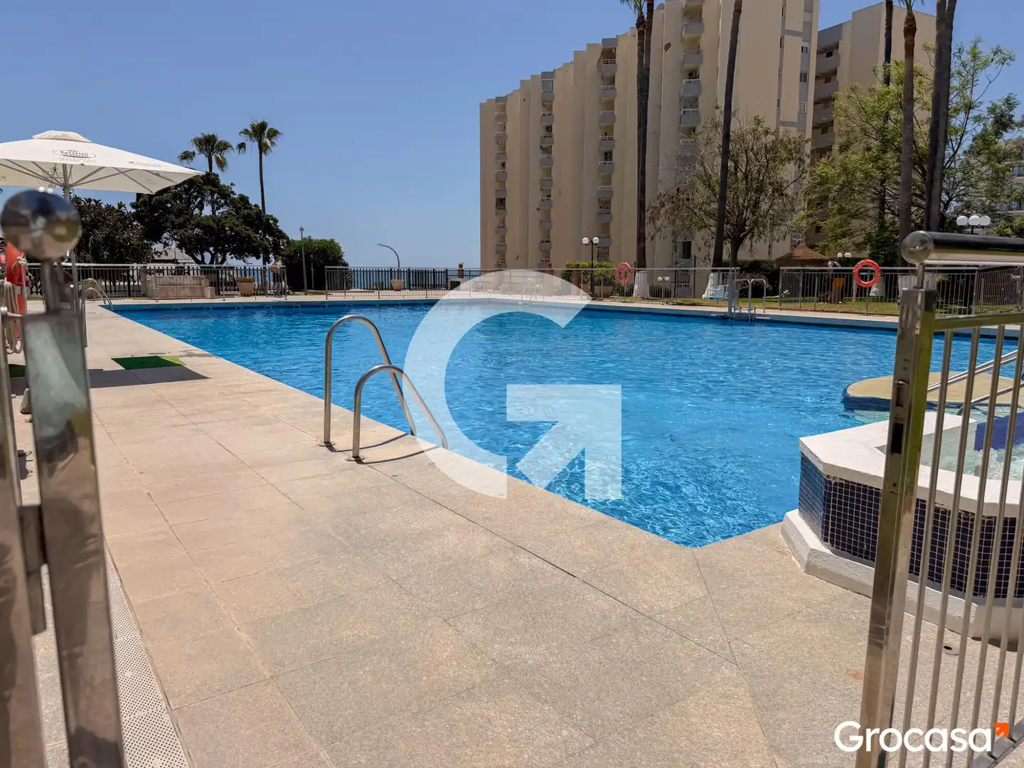 Piscina de Piso en venta en Benalmádena con Aire acondicionado, Jardín privado y Terraza