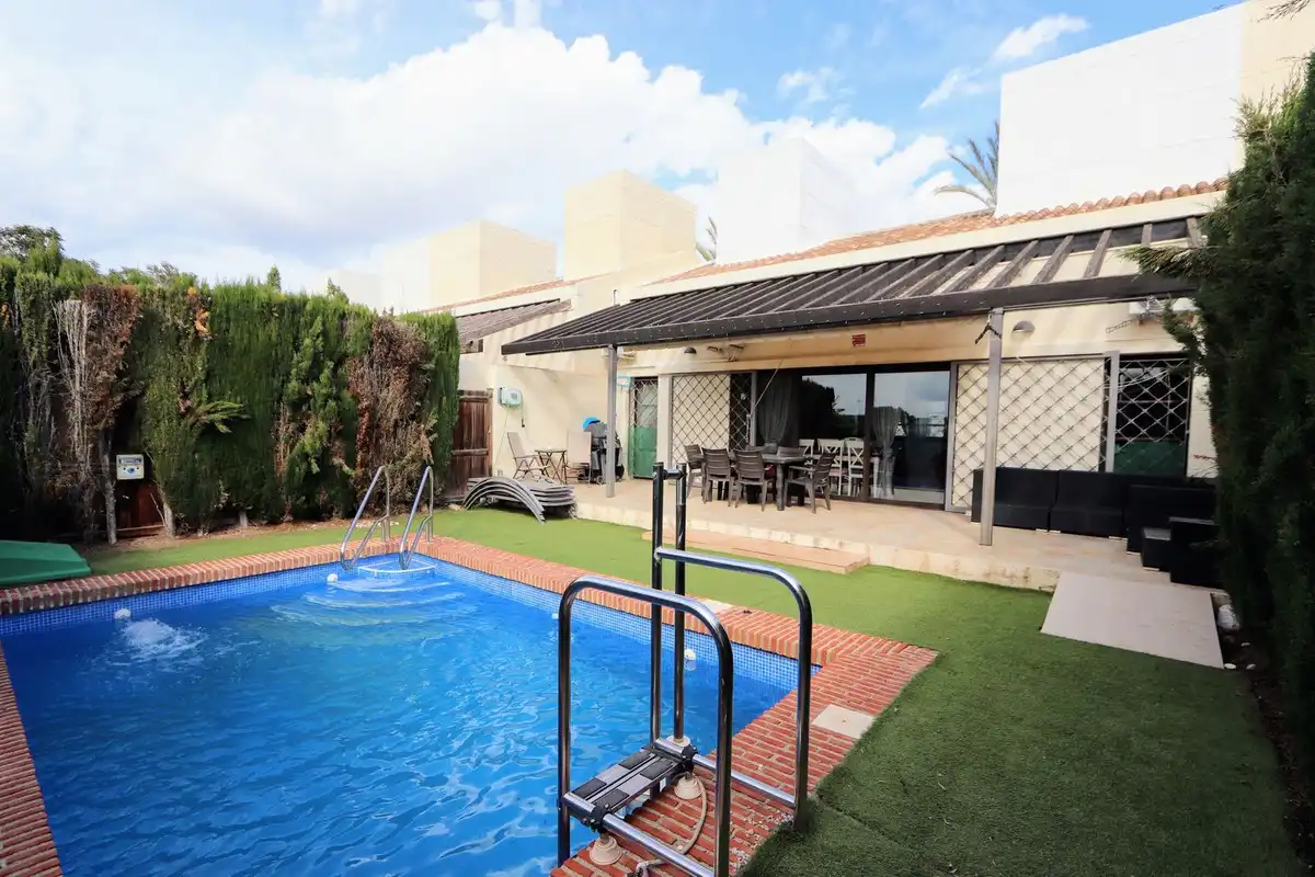 Schwimmbecken von Haus oder Chalet zum Verkauf in Murcia mit Klimaanlage, Privatgarten und Terrasse
