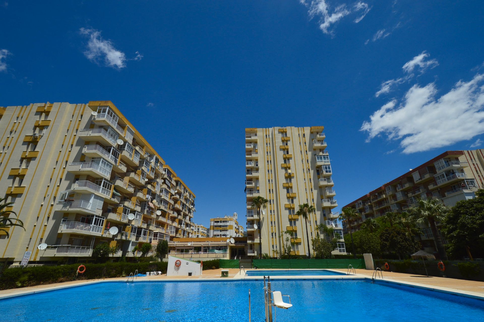 Vista exterior de Estudi en venda en Benalmádena amb Aire condicionat, Terrassa i Moblat