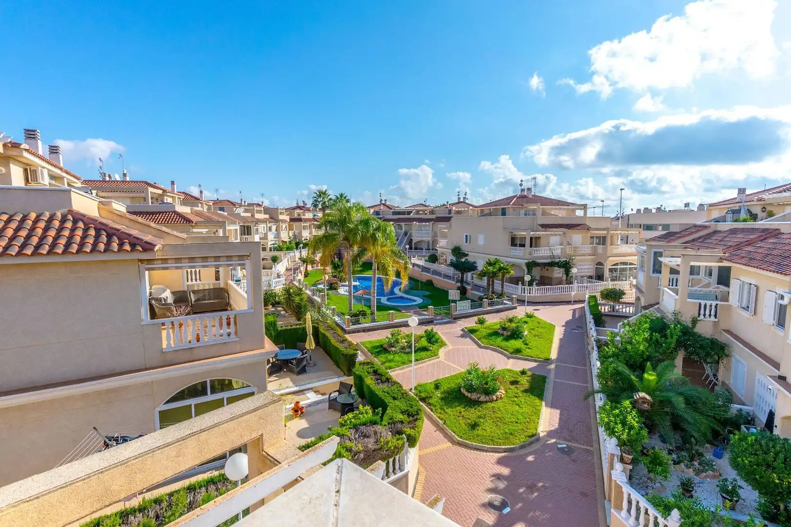Vista exterior de Dúplex en venda en Orihuela amb Aire condicionat, Jardí privat i Piscina