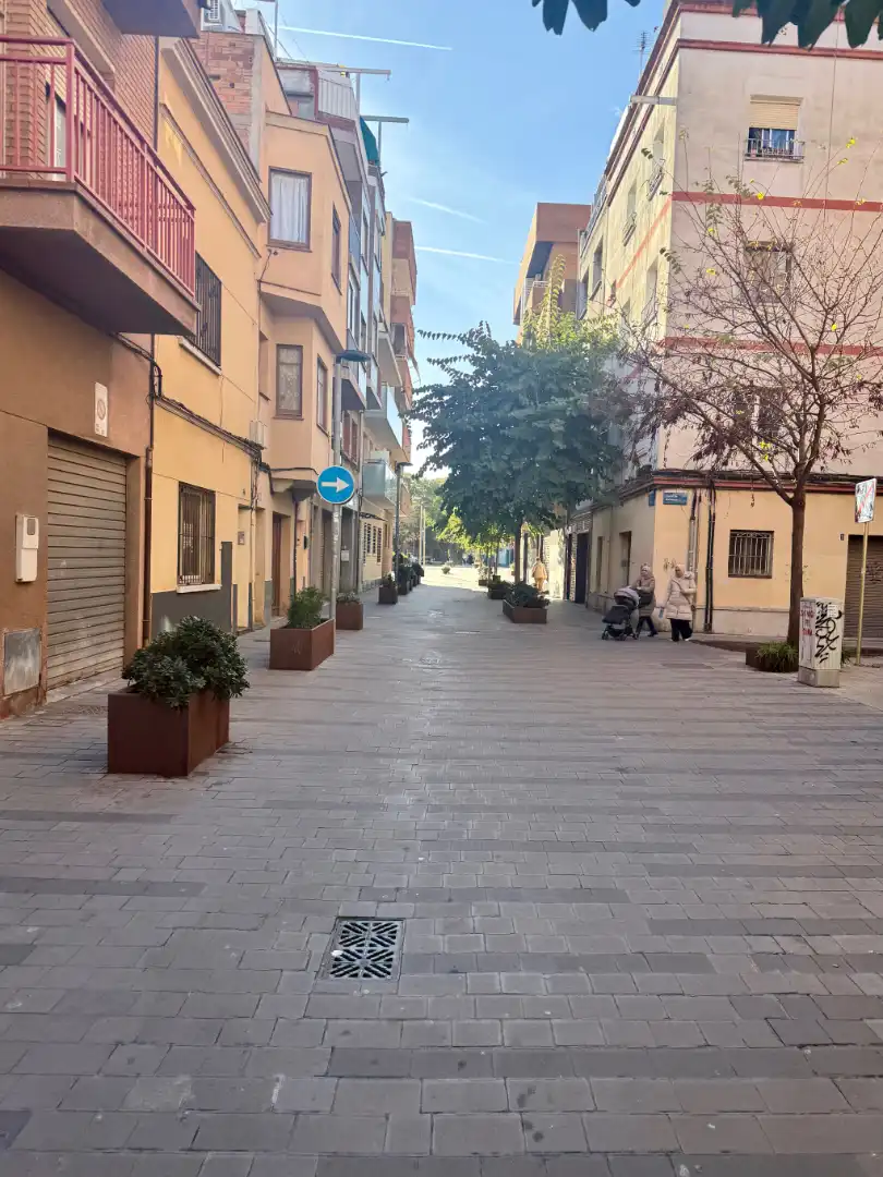 Vista exterior de Edificio en venta en Cornellà de Llobregat
