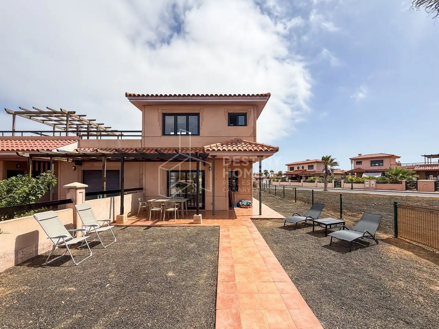 Vista exterior de Casa o xalet de lloguer en La Oliva amb Jardí privat, Terrassa i Piscina comunitària