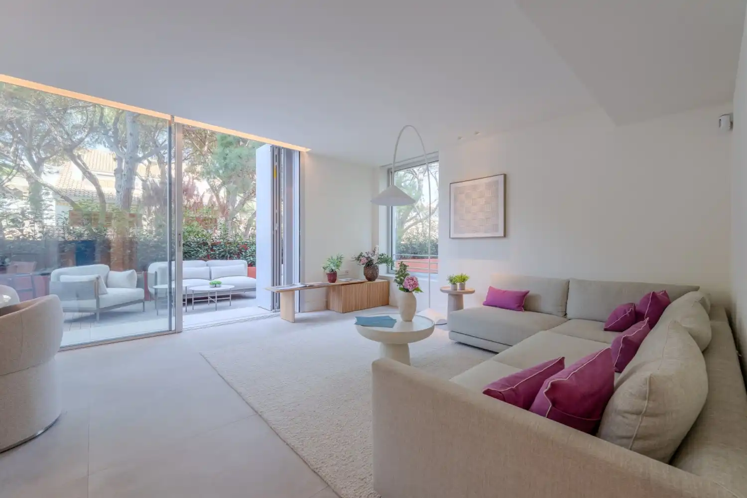 Neubau-Erdgeschosswohnung mit Pool zum Verkauf in Passeig Marítim 100