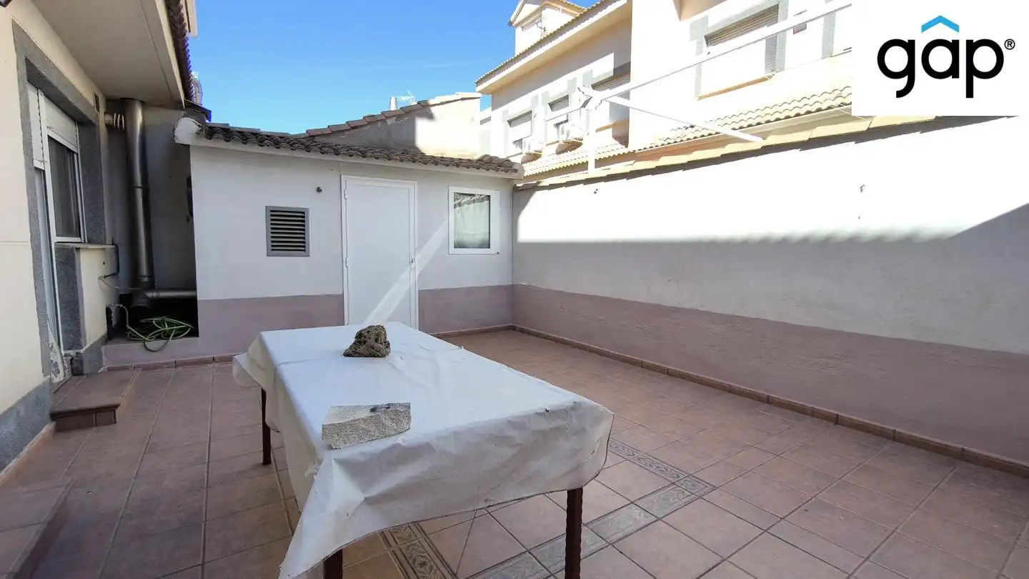 Terrasse von Einfamilien-Reihenhaus zum Verkauf in Horcajo de Santiago mit Heizung, Abstellraum und Möbliert