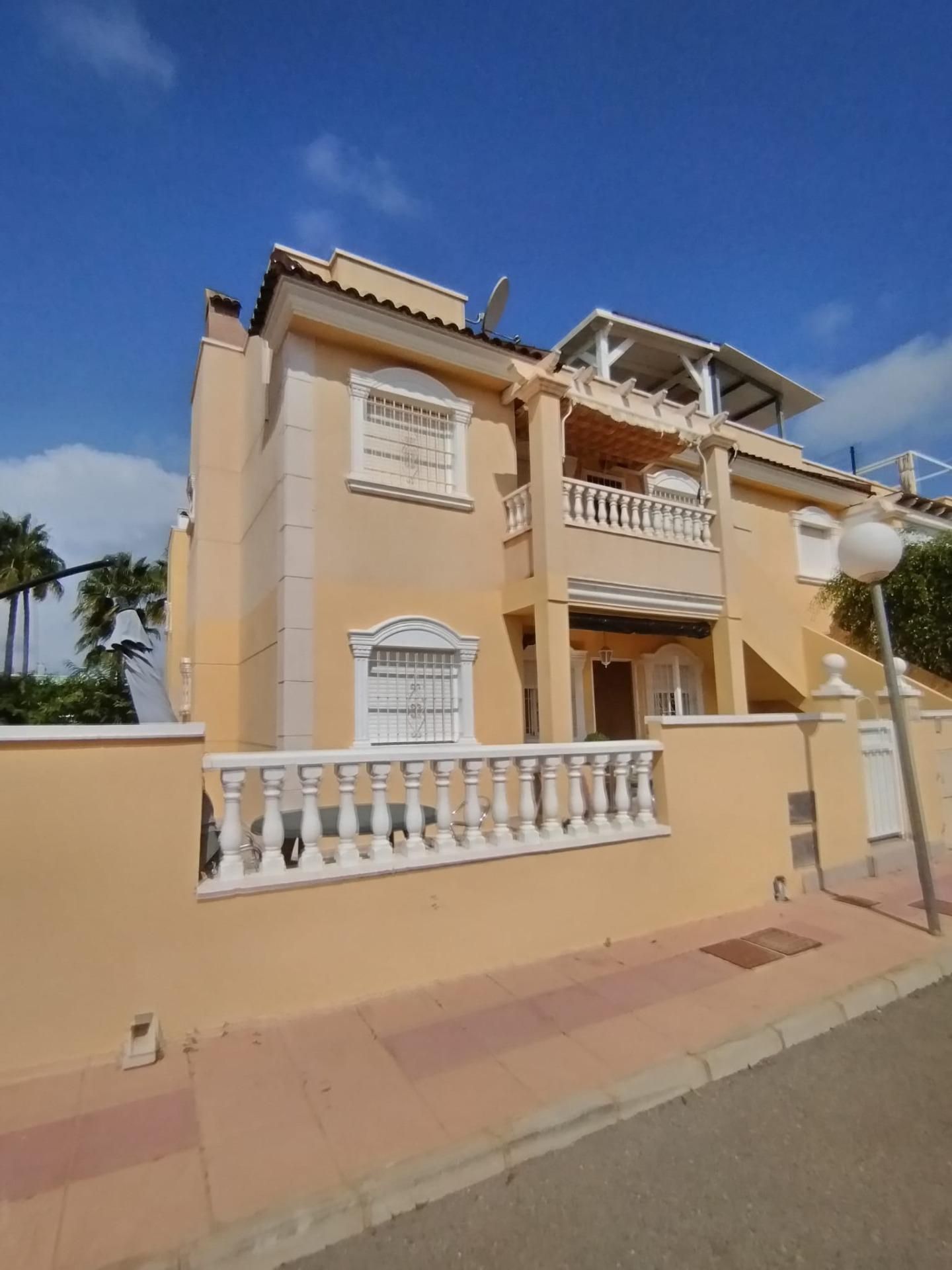 Vista exterior de Àtic en venda en Santa Pola amb Aire condicionat, Balcó i Piscina comunitària