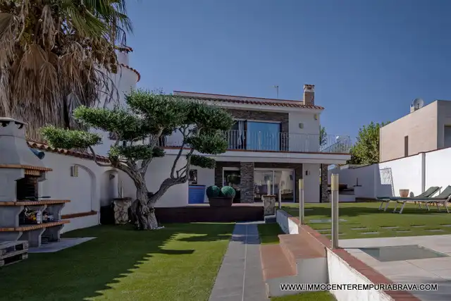 Exterior view of Houses for sale in Empuriabrava  with Air Conditioner, Heating and Private garden