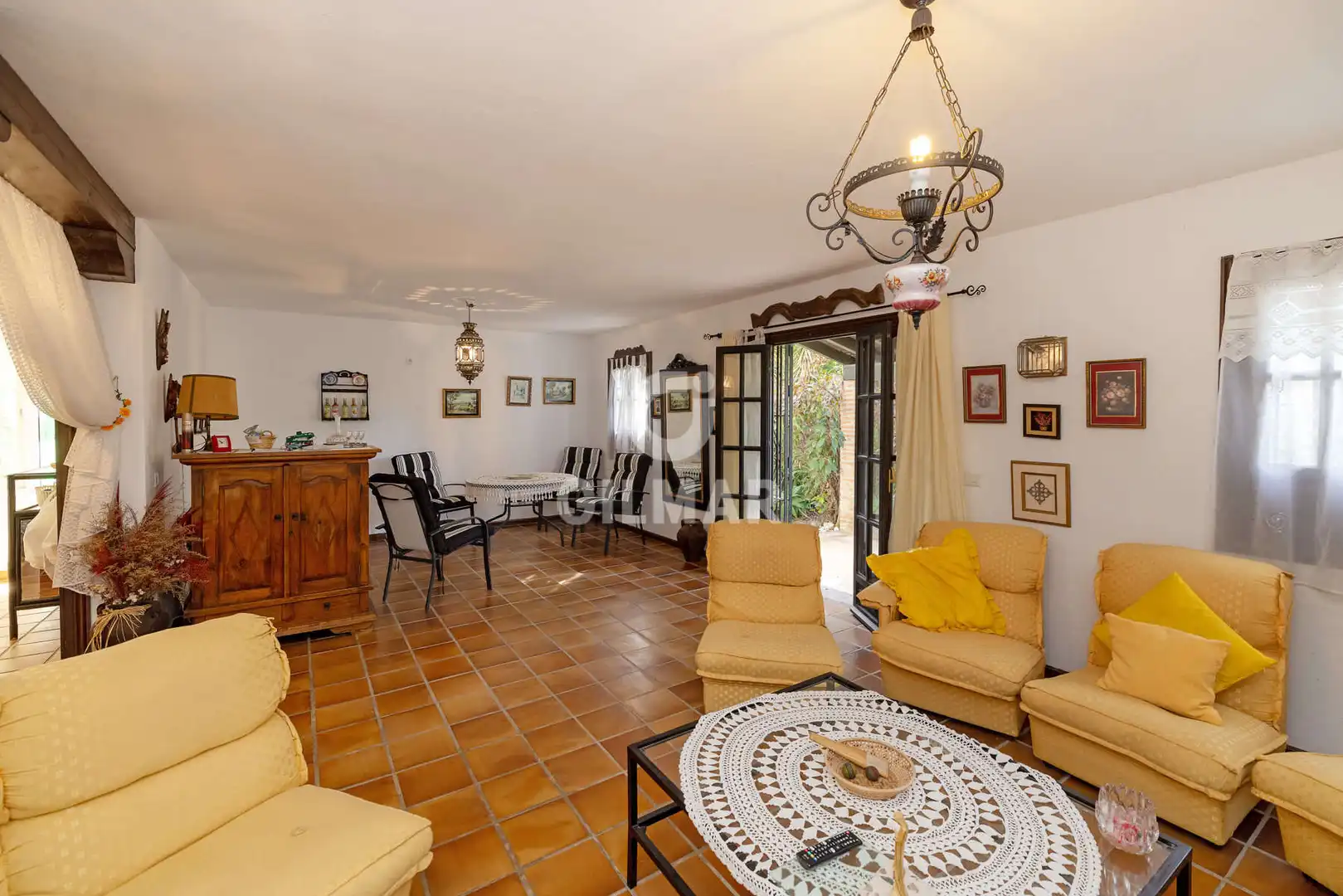 Sala d'estar de Casa o xalet en venda en Estepona amb Jardí privat