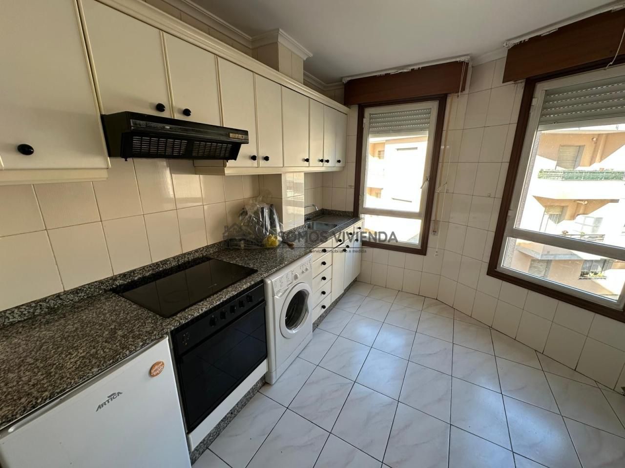 Cuina de Apartament en venda en Ourense Capital  amb Calefacció, Parquet i Traster