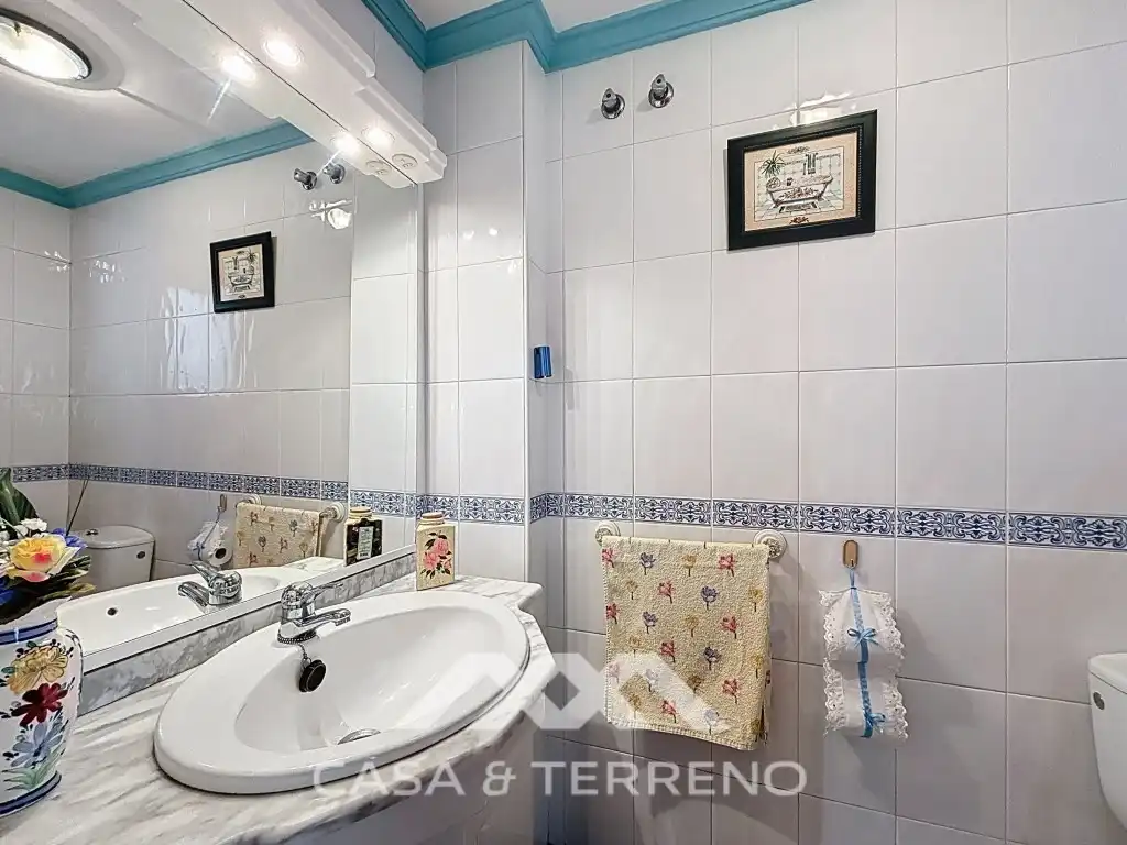 Bany de Casa adosada en venda en Vélez-Málaga amb Aire condicionat, Piscina i Microones