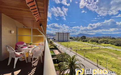 Vista exterior de Pis en venda en Laredo amb Calefacció, Piscina i Moblat