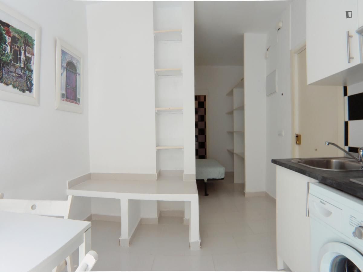 Study to rent in Puerta del Ángel