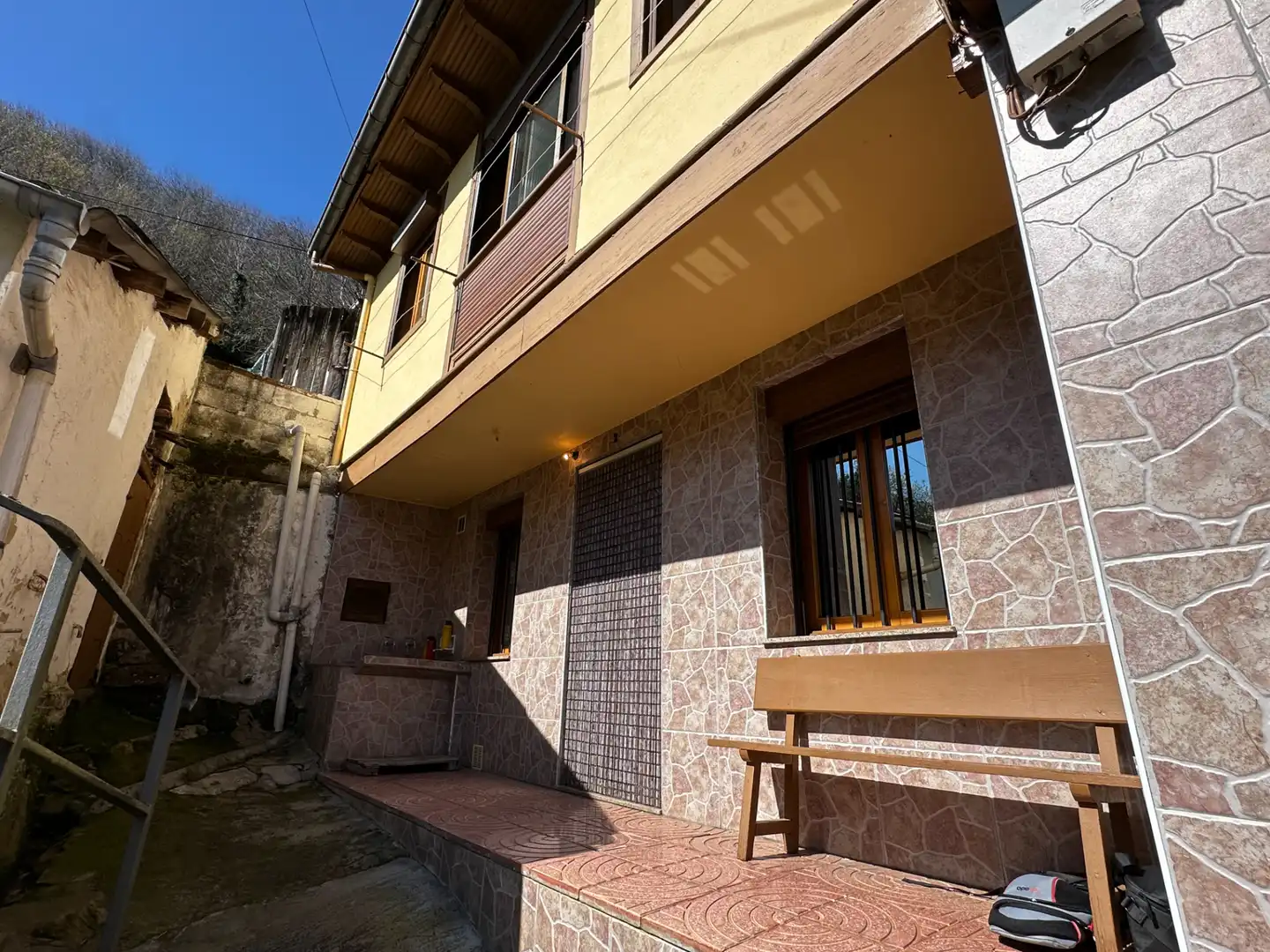 Vista exterior de Casa o chalet en venta en San Martín del Rey Aurelio con Jardín privado, Amueblado y Balcón