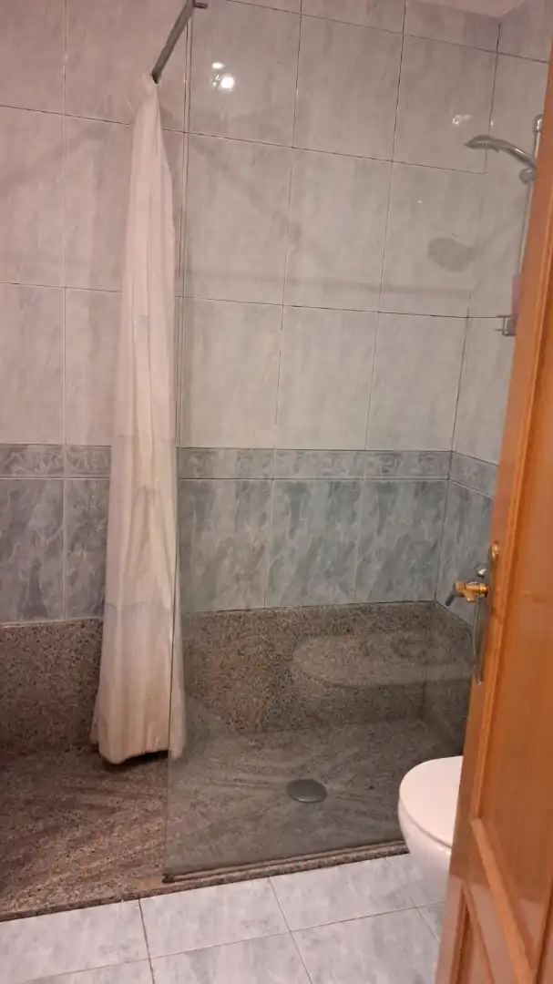 Badezimmer von Einfamilien-Reihenhaus zum Verkauf in Olot mit Klimaanlage, Heizung und Parkett