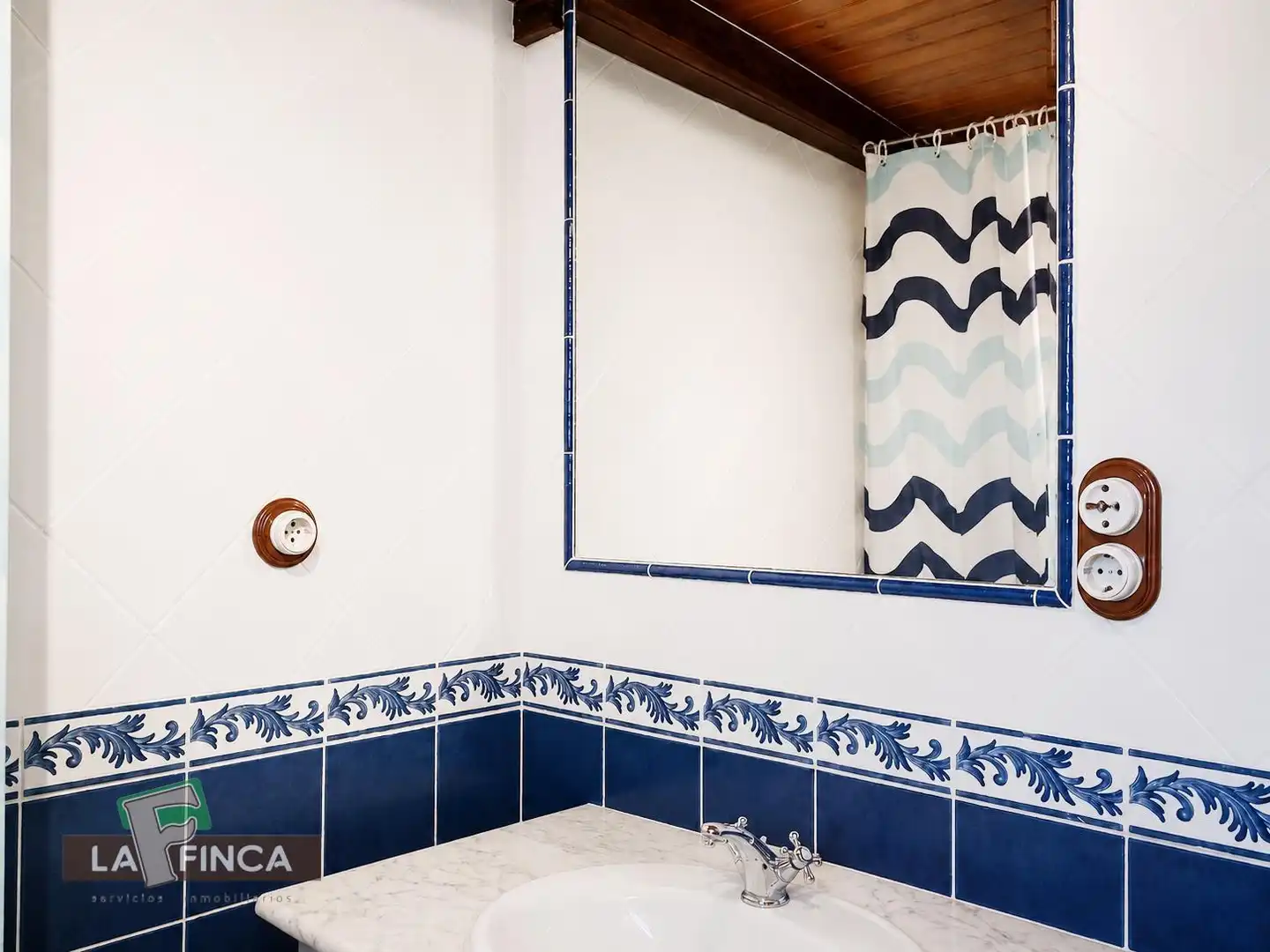 Bany de Casa adosada en venda en Oviedo  amb Calefacció, Terrassa i Traster