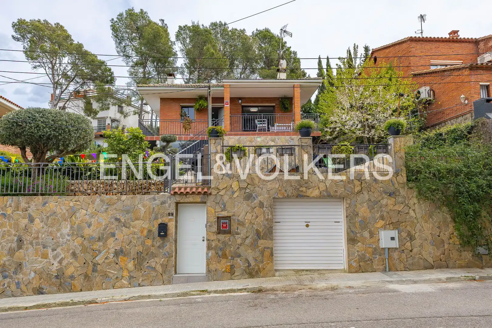 Vista exterior de Casa adosada en venta en Terrassa con Aire acondicionado, Calefacción y Jardín privado