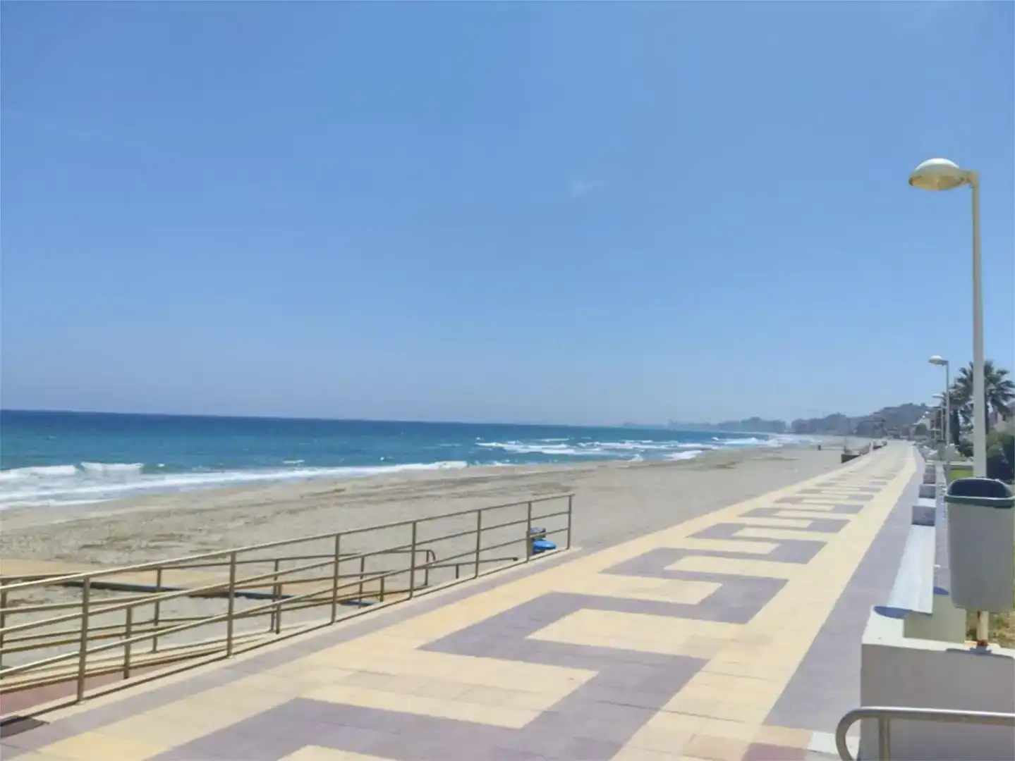 Vista exterior de Pis de lloguer en La Manga del Mar Menor amb Aire condicionat, Piscina i Moblat
