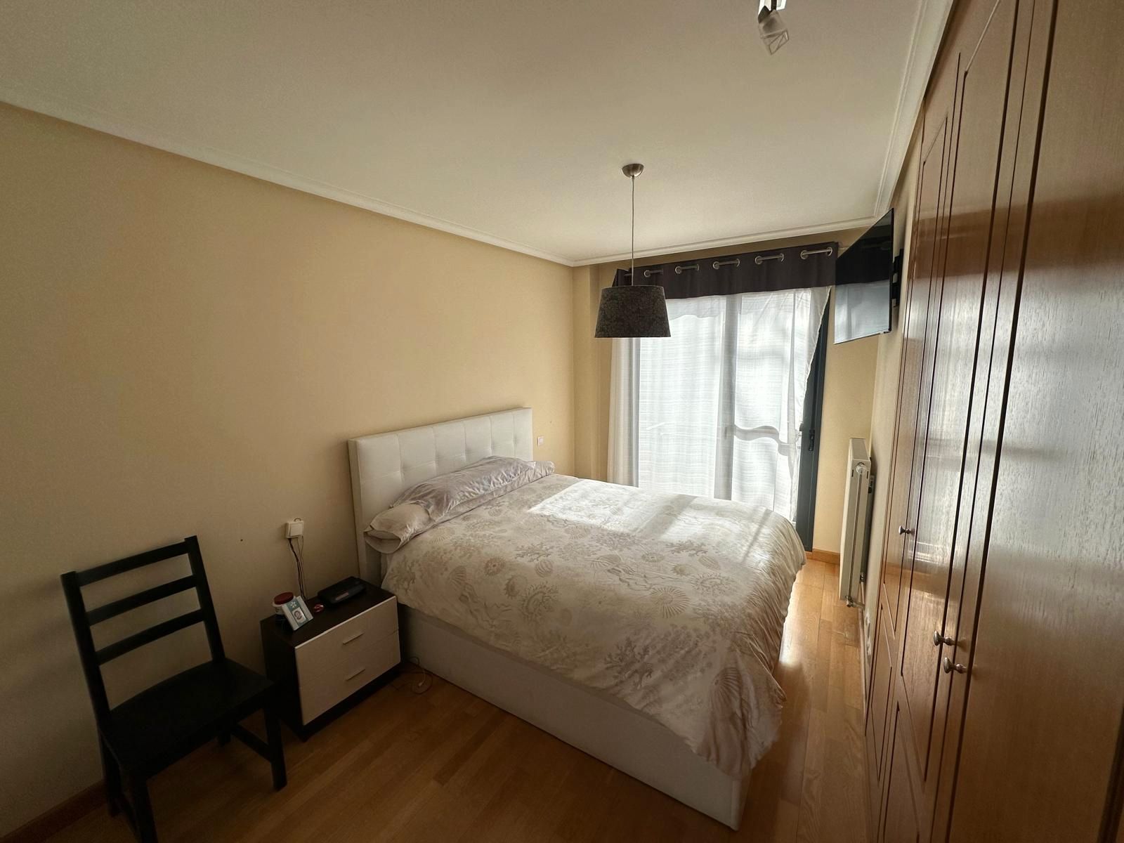 Habitación de Apartamento en venta en Burgos Capital con Calefacción, Trastero y Balcón