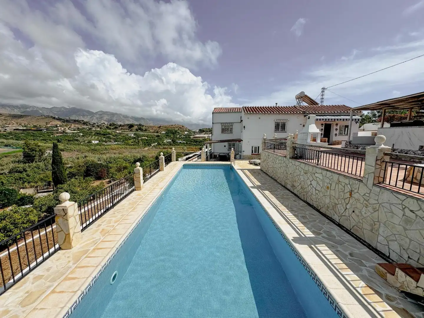 Piscina de Casa o chalet en venta en Nerja con Aire acondicionado, Jardín privado y Terraza