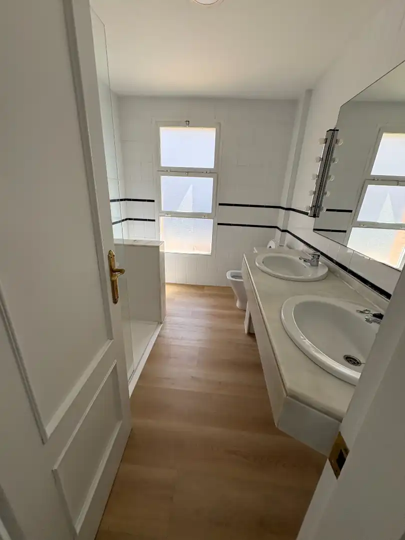 Badezimmer von Wohnung zur Miete in Málaga mit Gemeinschaftspool