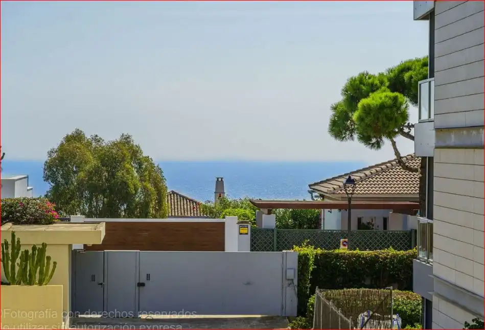 Außenansicht von Wohnung zum Verkauf in Manilva mit Klimaanlage, Heizung und Privatgarten