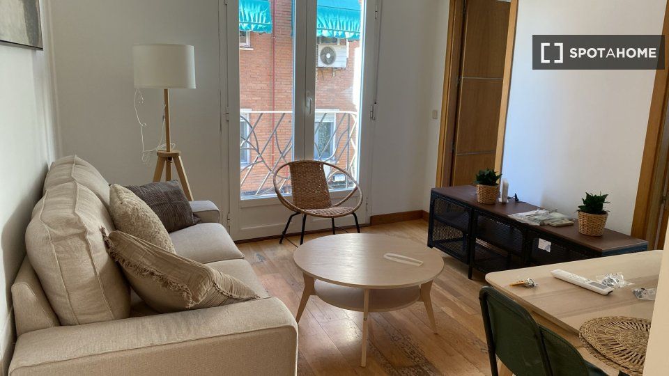 Living room of Flat to rent in  Madrid Capital  with Air Conditioner, Heating and Furnished