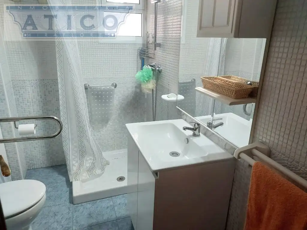 Bathroom of Flat for sale in Sevilla  with Air Conditioner and Terrace