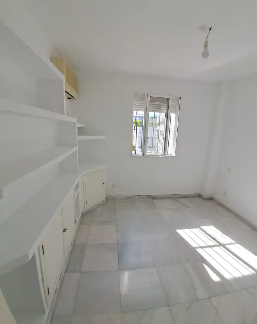 Dormitori de Casa adosada de lloguer en Tomares amb Aire condicionat i Piscina
