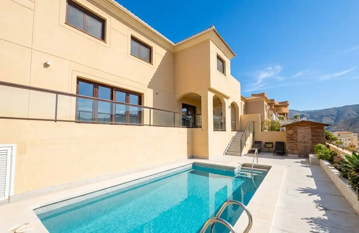 Casa con piscina in vendita a los Pinos