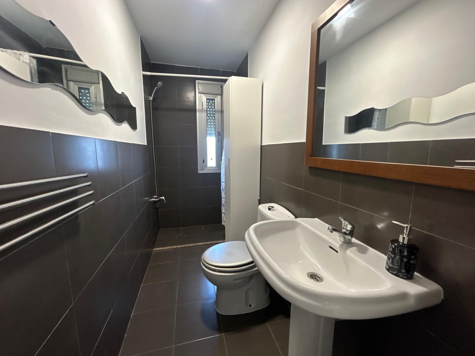Bathroom of Flat for sale in Los Palacios y Villafranca