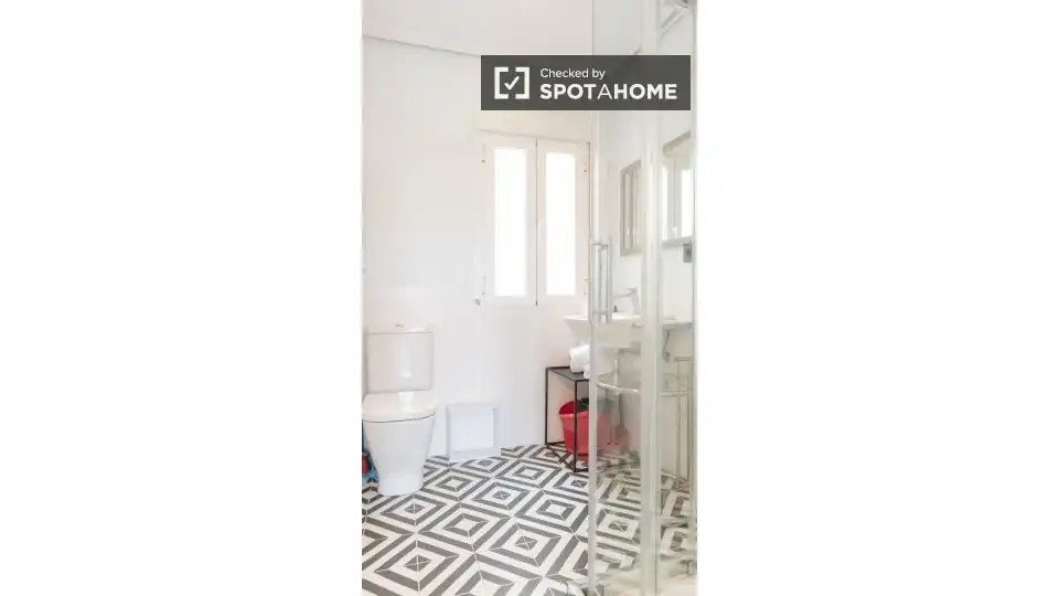 Baño de Piso de alquiler en Madrid con Aire acondicionado, Calefacción y Amueblado