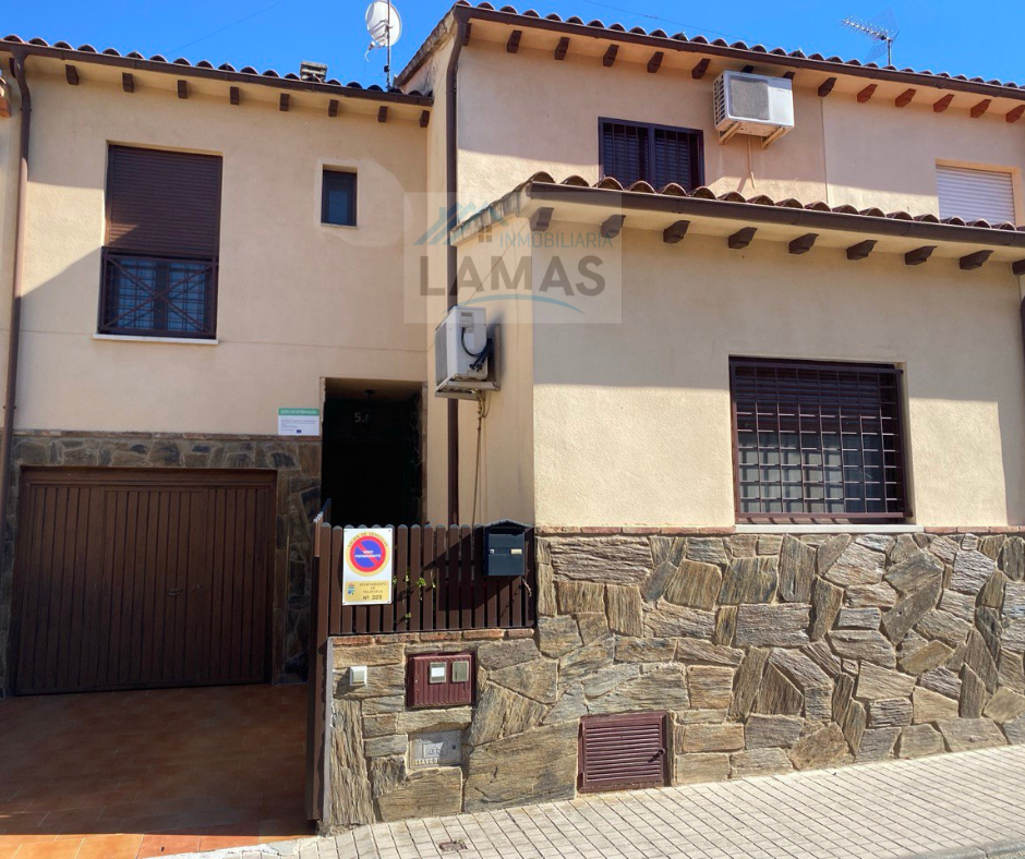 Vista exterior de Casa o xalet en venda en Talayuela amb Aire condicionat i Calefacció