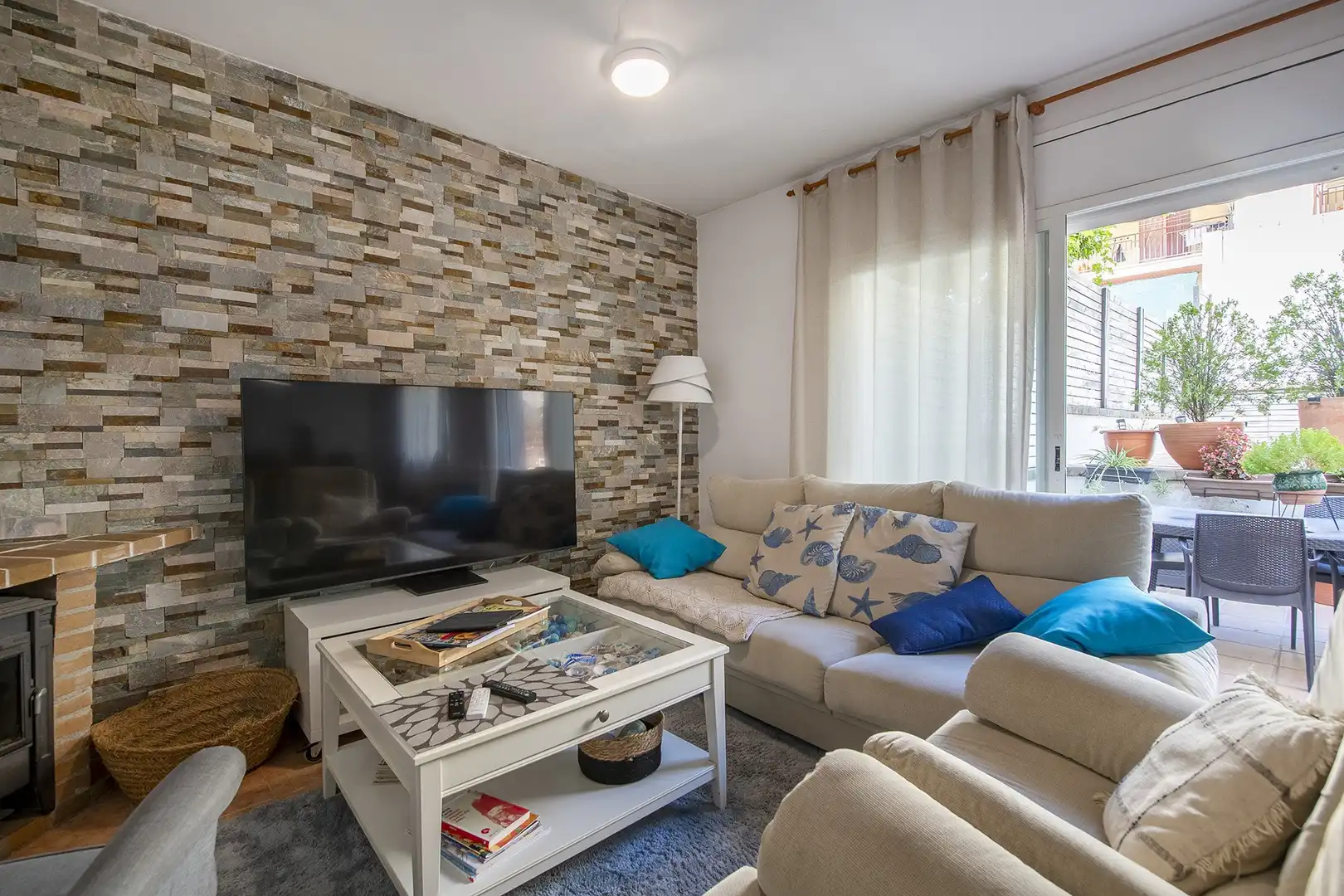 Sala de estar de Casa adosada en venta en Sant Julià de Ramis con Aire acondicionado, Calefacción y Terraza