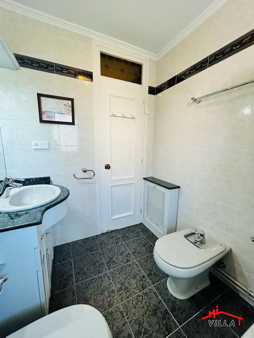 Baño de Piso en venta en Laredo con Calefacción, Terraza y Amueblado