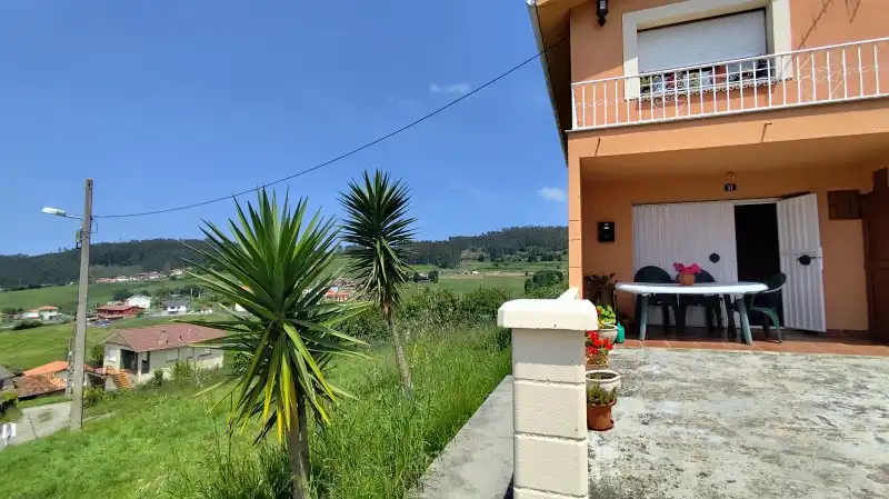 Vista exterior de Casa o xalet en venda en Soto del Barco amb Calefacció, Traster i Balcó
