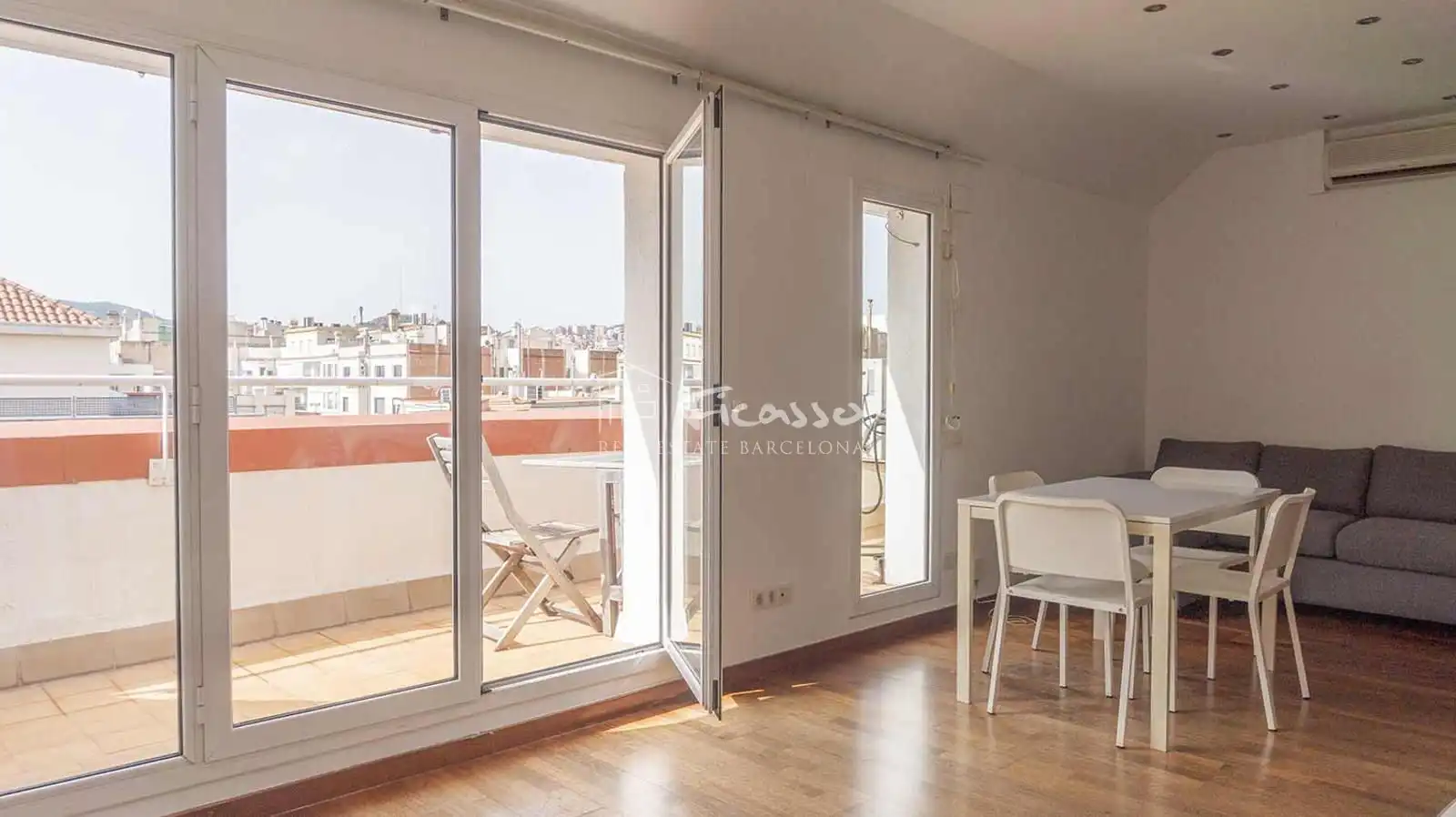 Bedroom of Attic for rent in Barcelona  with Air Conditioner, Heating and Parquet flooring