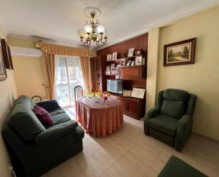 Sala d'estar de Apartament en venda en Dos Hermanas amb Aire condicionat i Terrassa