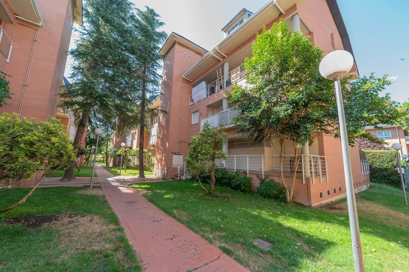 Vista exterior de Dúplex en venta en Torrelodones con Aire acondicionado, Calefacción y Jardín privado