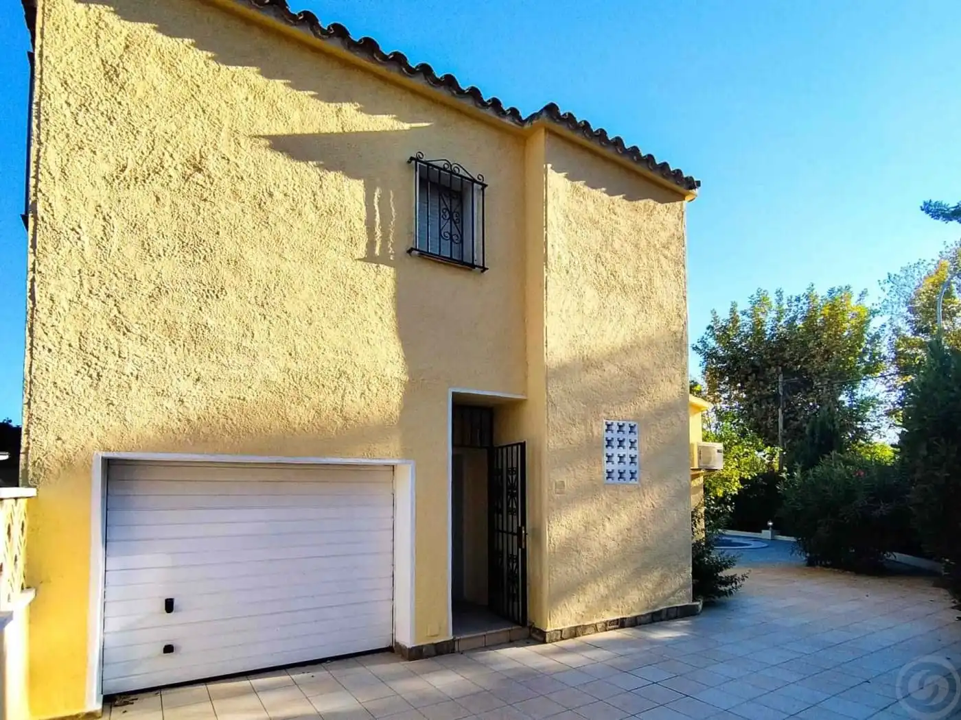 Vista exterior de Casa o xalet en venda en Empuriabrava amb Aire condicionat, Calefacció i Terrassa