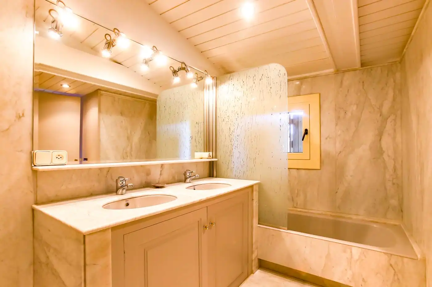 Baño de Finca rústica en venta en Olot con Calefacción, Jardín privado y Terraza