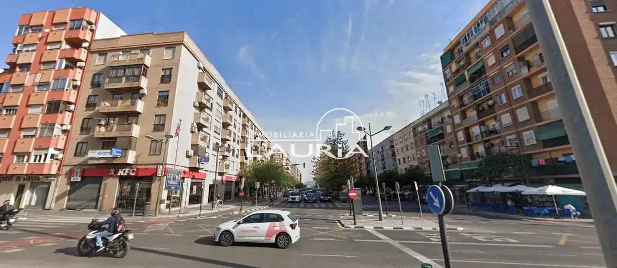 Vista exterior de Local en venda en Valencia amb Aire condicionat