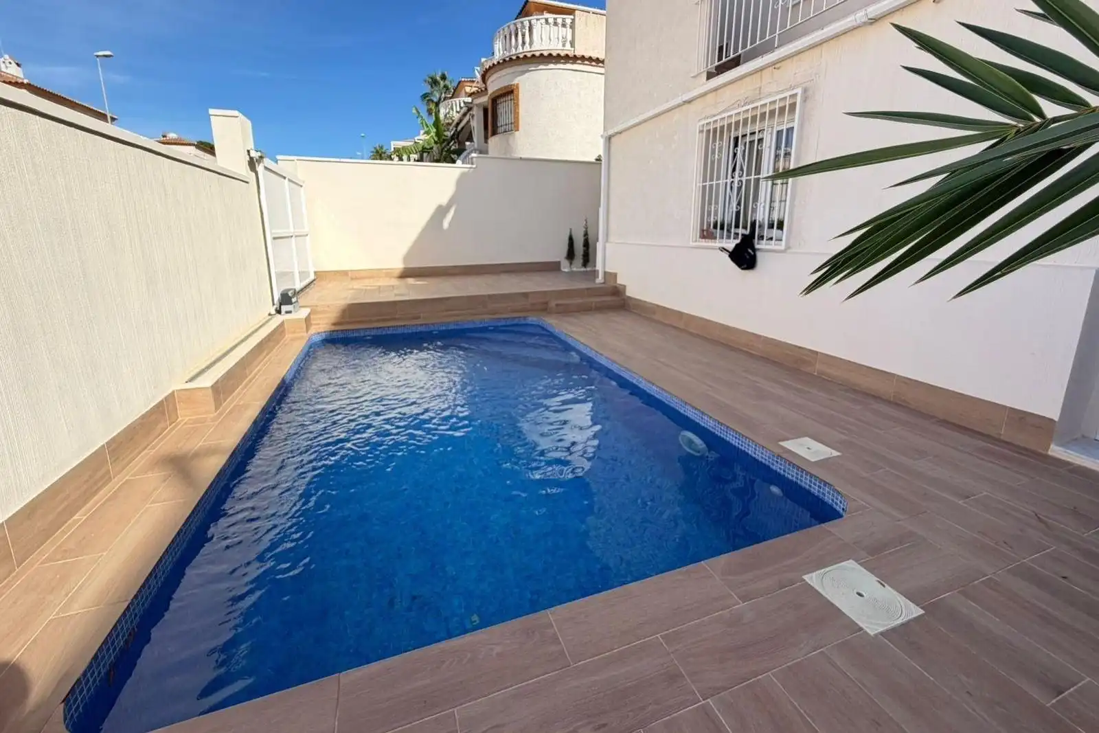 Piscina de Casa adosada en venda en Torrevieja amb Aire condicionat, Calefacció i Jardí privat