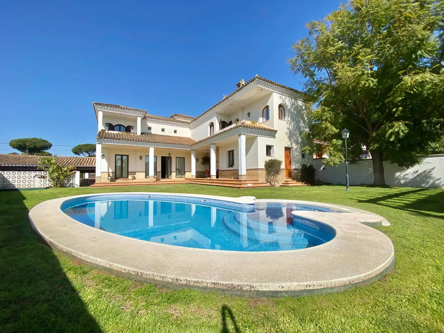 Vista exterior de Casa o chalet en venta en Alcalá de Guadaira con Jardín privado y Piscina