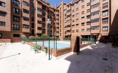 Piscina de Pis en venda en  Madrid Capital amb Aire condicionat, Calefacció i Jardí privat