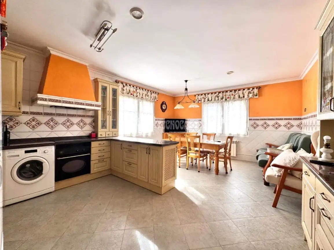 Kitchen of Houses for sale in Valladolid  with Air Conditioner, Parquet flooring and Furnished