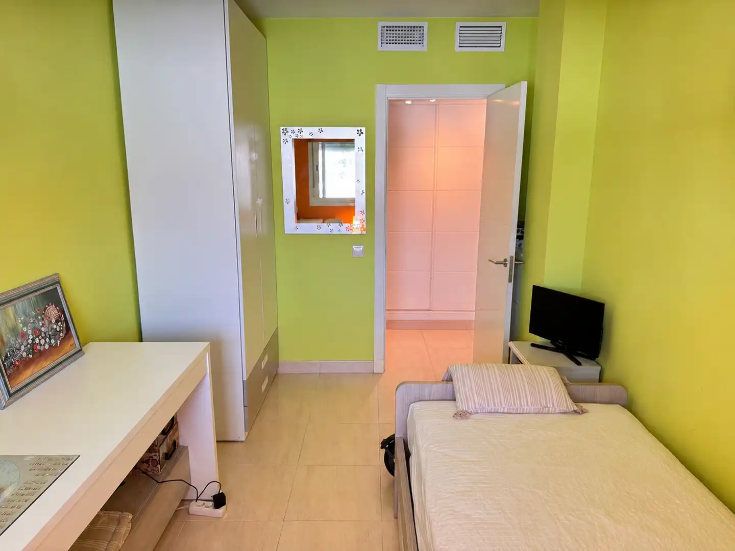 Dormitori de Apartament en venda en Roquetas de Mar amb Aire condicionat, Terrassa i Moblat