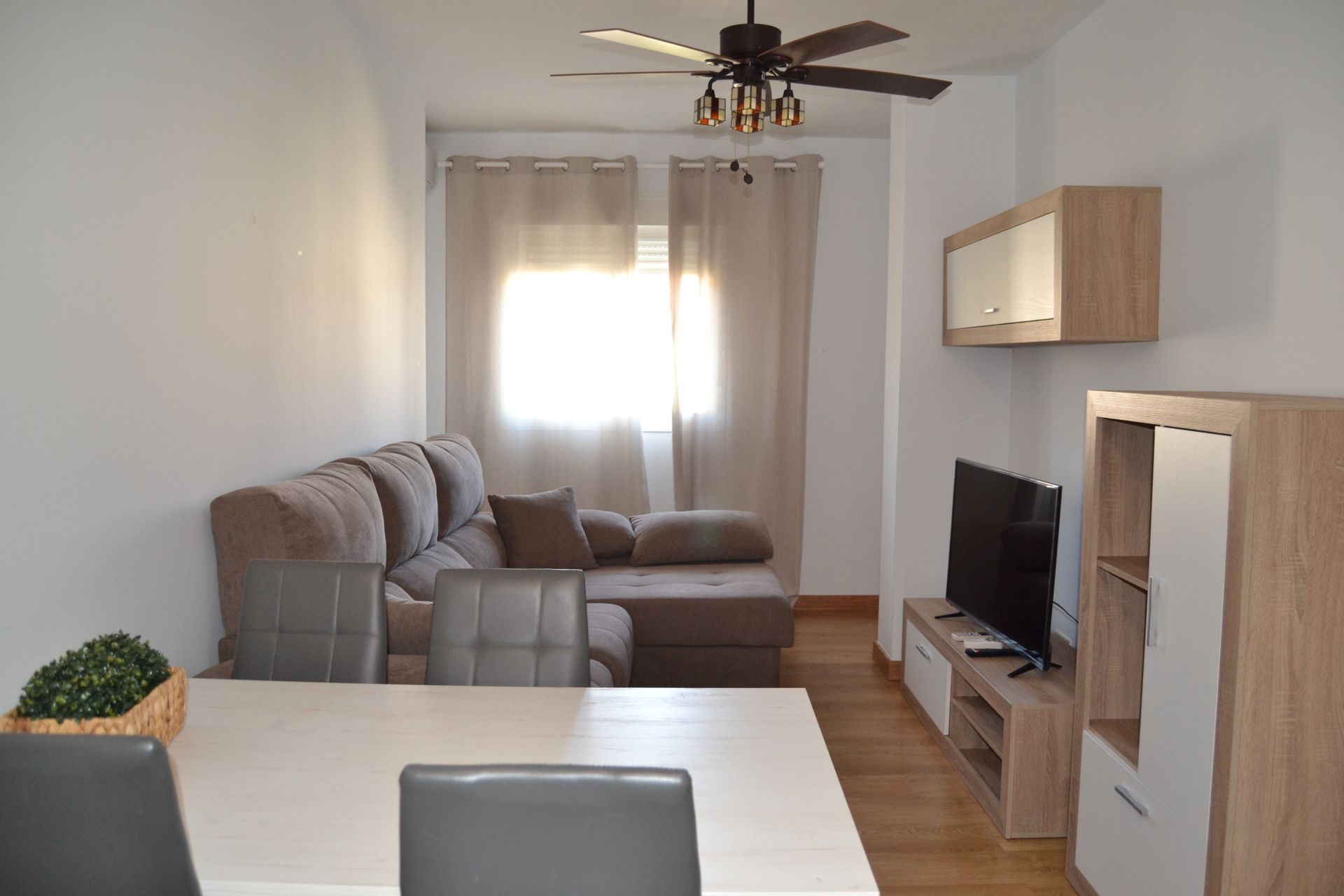 Living room of Flat to rent in Plasencia  with Air Conditioner, Heating and Parquet flooring