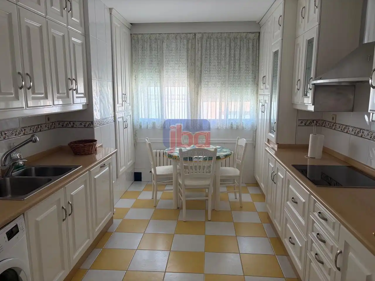 Cuina de Pis de lloguer en Ourense Capital  amb Calefacció i Parquet