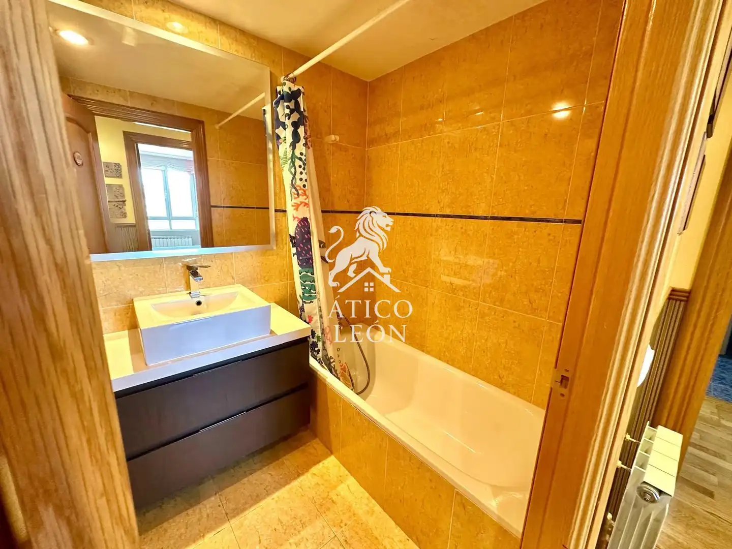 Baño de Piso en venta en León Capital  con Calefacción, Terraza y Trastero