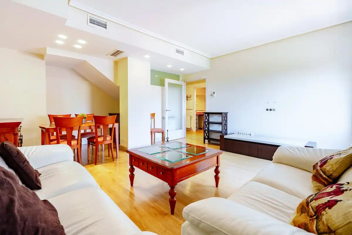 Sala de estar de Ático en venta en Pozuelo de Alarcón con Aire acondicionado, Calefacción y Jardín privado